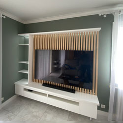 Agencement TV laqué et verni en blanc brillant