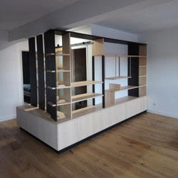 Agencement de séparation teinté et verni mat