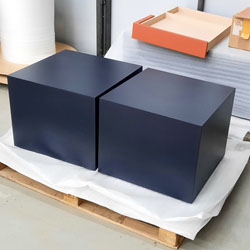 Cubes de musée laqués en bleu satiné