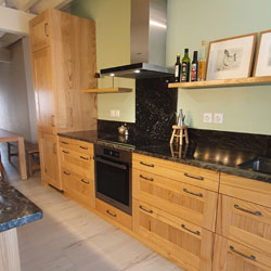 Cuisine en chataignier vernie en satiné