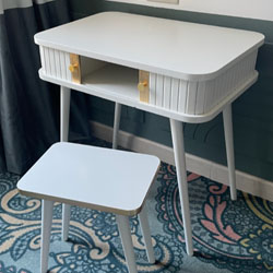 Série du bureaux et tabourets laqués et vernis en blanc satiné