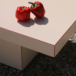 Table basse bicolore laqué en rose satiné