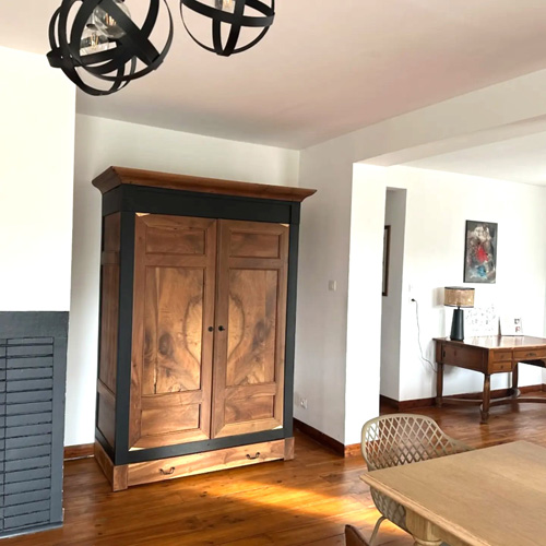 Armoire en noyer - Laqué noir mat + vernis mat réchauffant