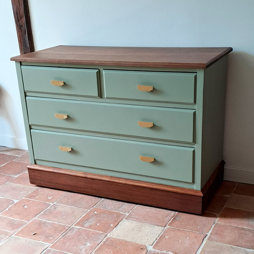 Commode en noyer - Laqué vert et vernis mat réchauffant