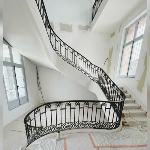 Escalier de la Banque de France à Toulouse - Laqué kaki + vernis brillant