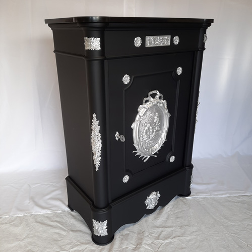 Meuble d'appui Napoléon - Laqué noir et argenté + vernis mat